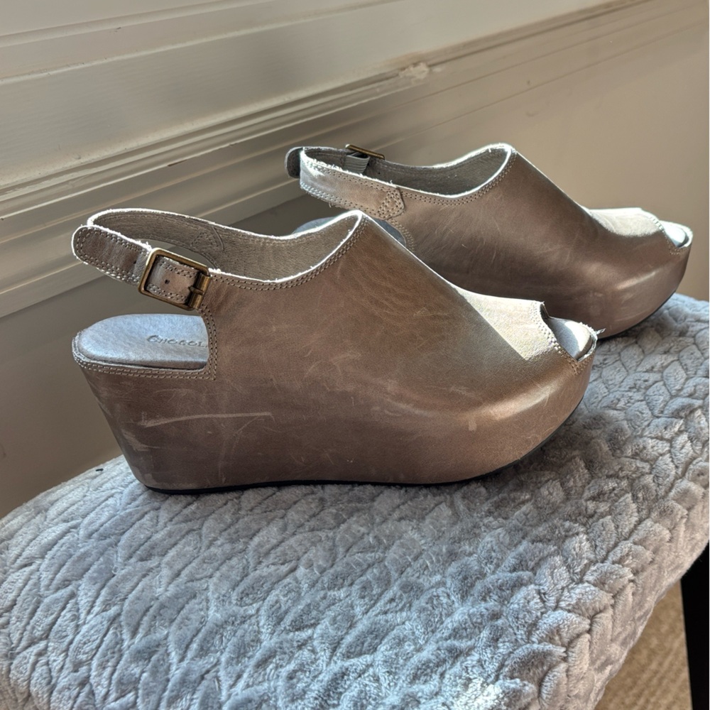 Chocolat Blu Gray Wedge Sandals 6.5
